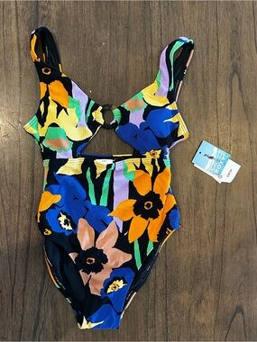 New with tags Roxy women’s one-piece swimsuit, size XS. Gorgeous bold floral pri